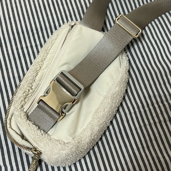Lululemon Everywhere Belt Bag 1L Fleece - Picture 6 of 12
